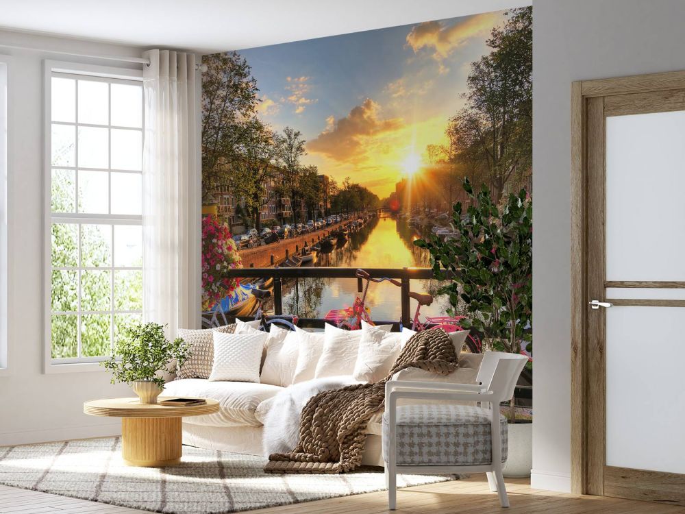 Fietsen op een brug met bloemen