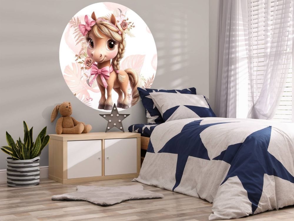 Elegante pony met roze strik
