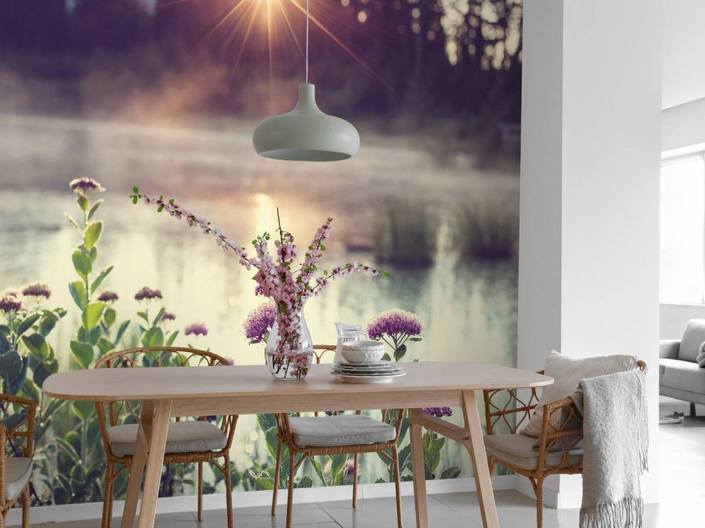 Dampend meer met bloemen