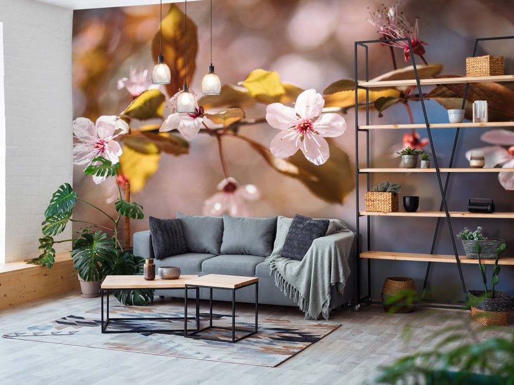 Roze bloesems en bruine bladeren