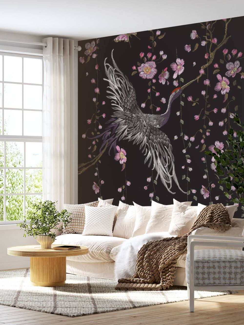Kraanvogel bij roze bloemen