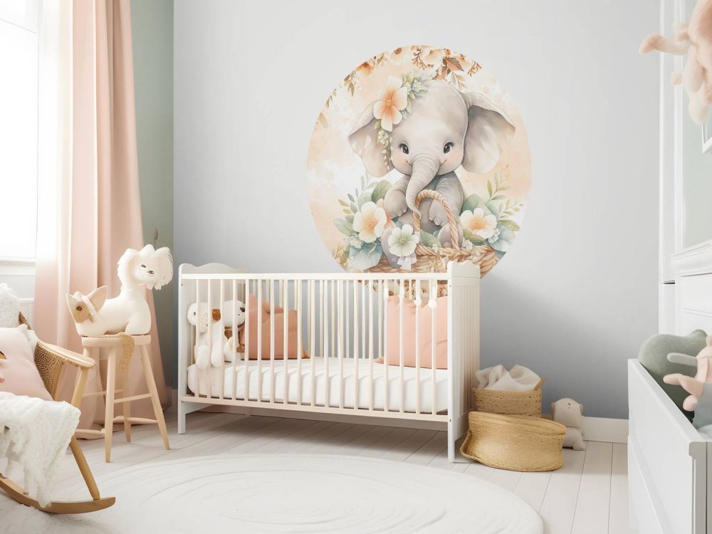 Schattige olifant in bloemenmand
