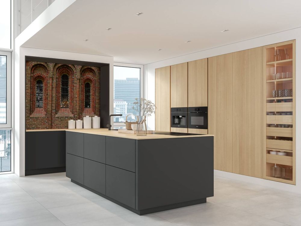 Bakstenen muur met bogen en ramen