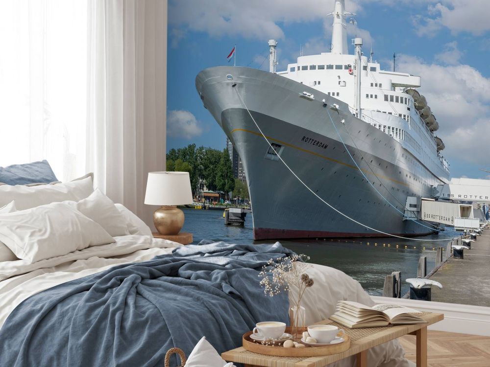 Voormalig stoomschip de SS Rotterdam in kleur 