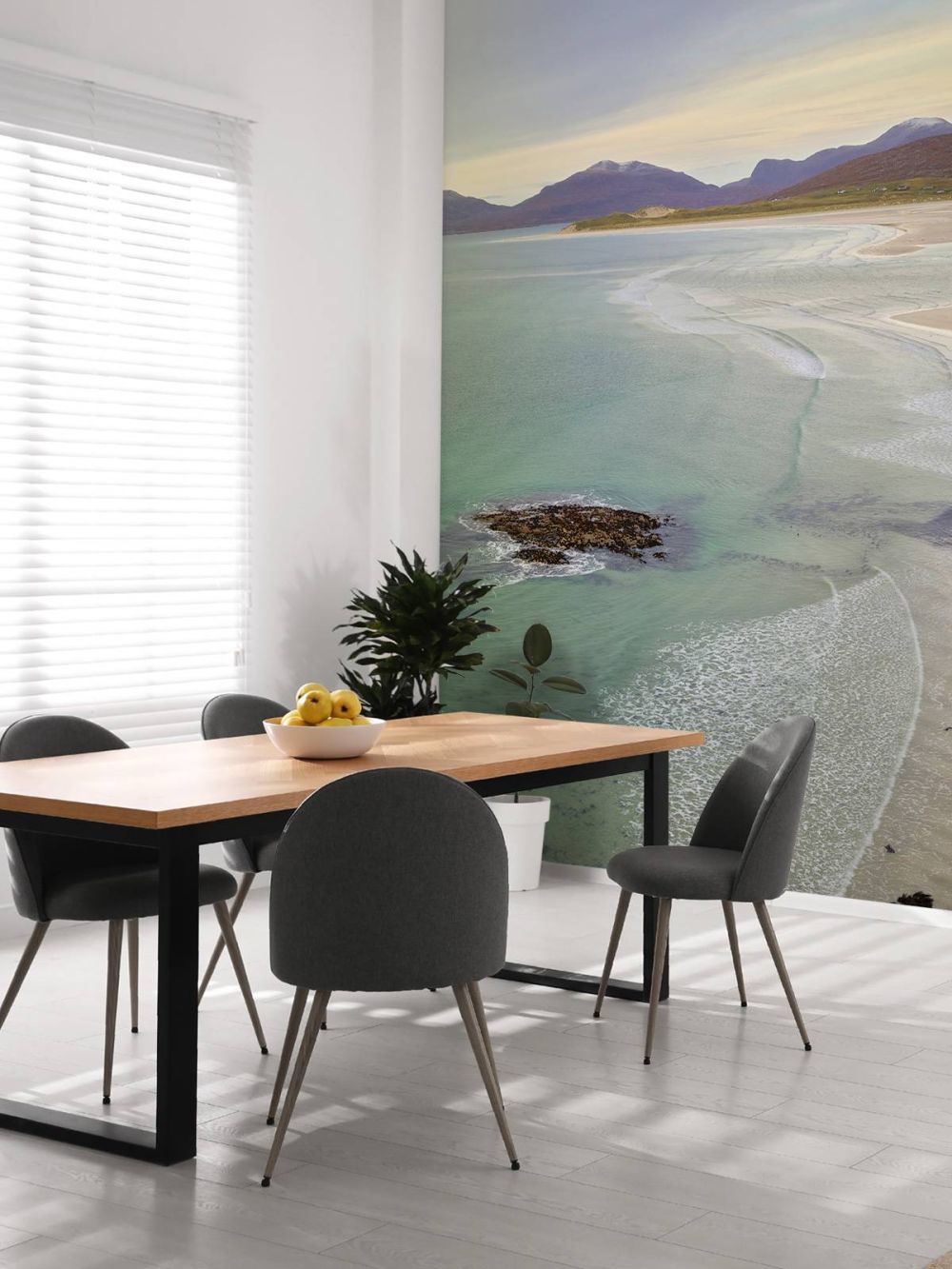 Zee en bergen langs de kust