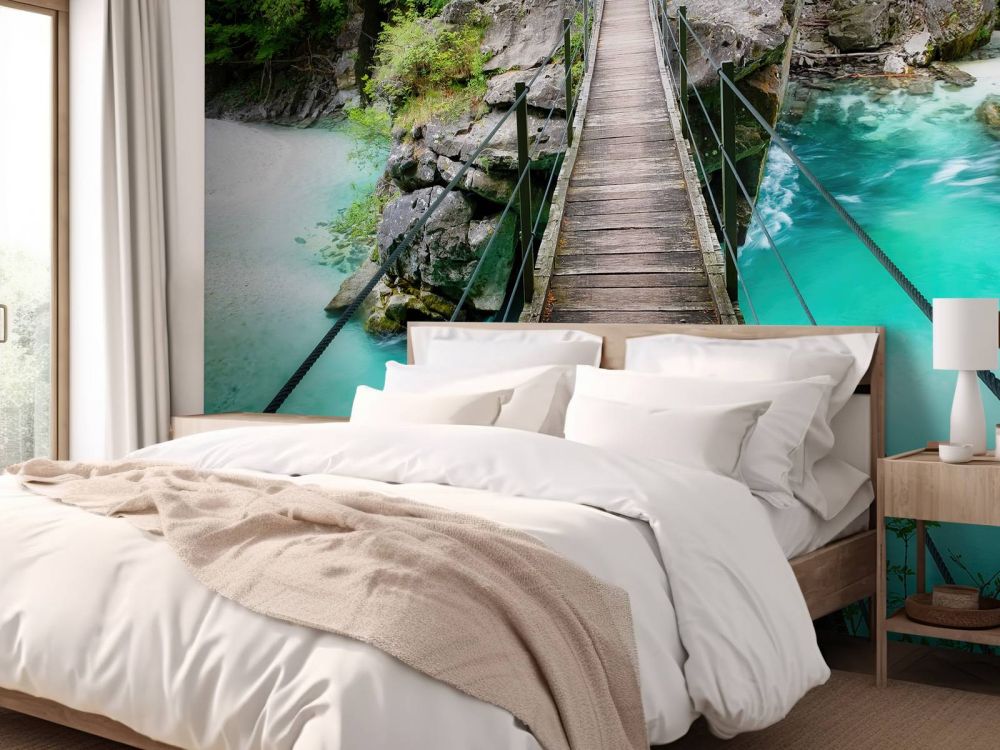 Brug over prachtig blauwe rivier