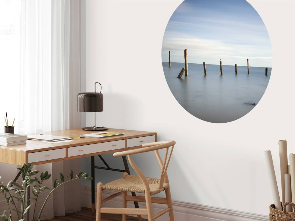 Oude houten palen in zee