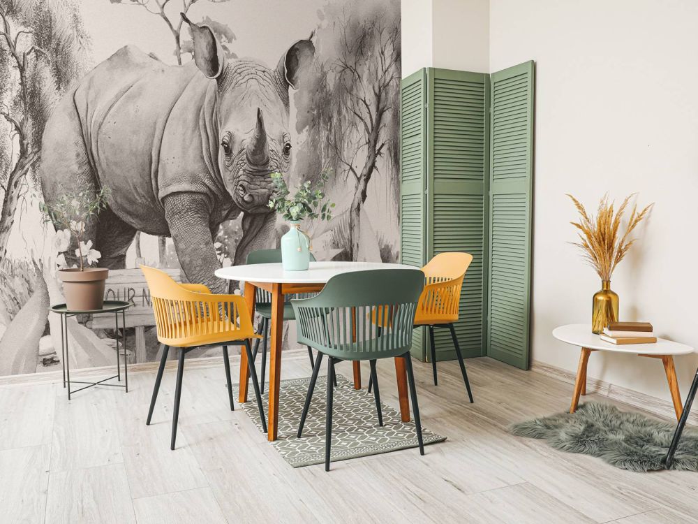 Baby neushoorn op de savanne beige