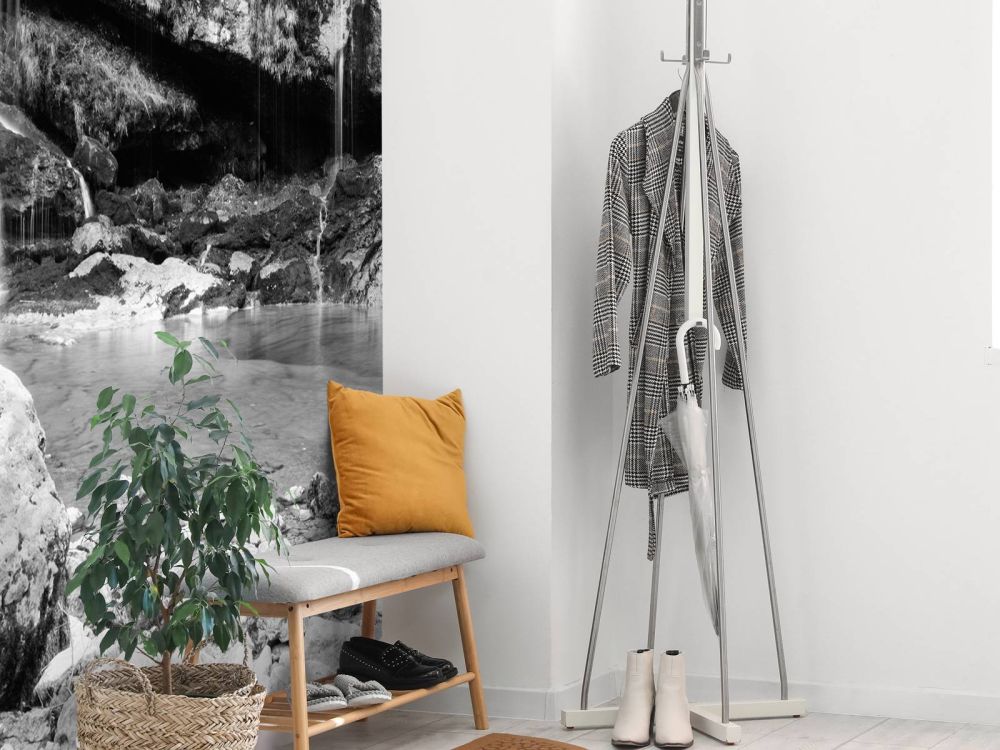 Waterval over een stenen wand 