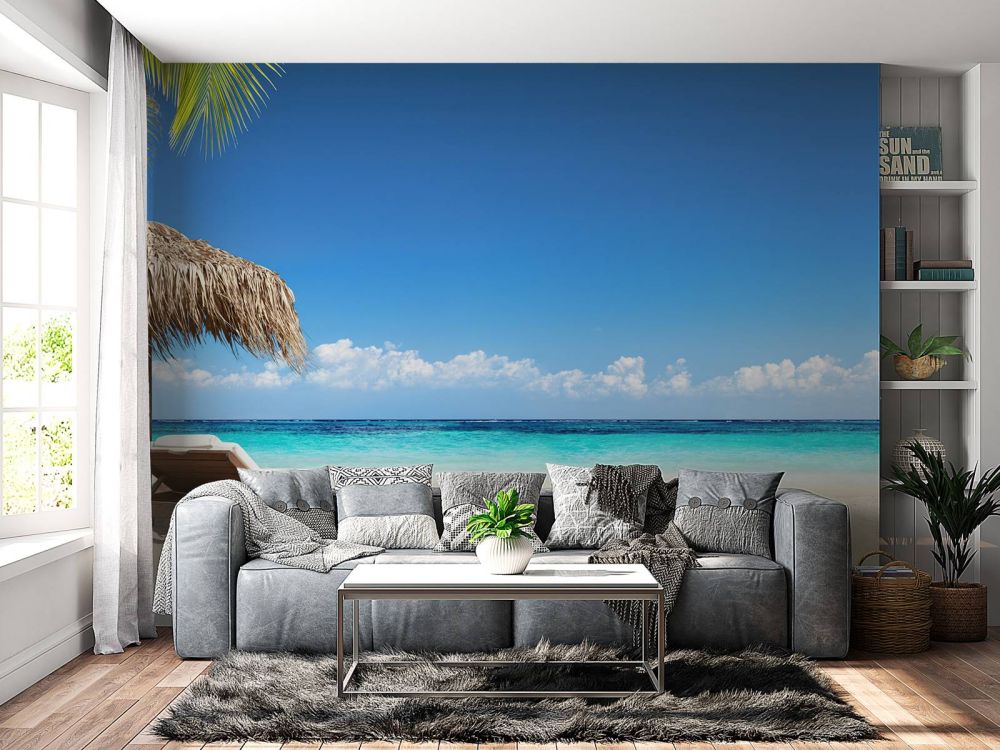Stoelen en parasol op tropisch strand