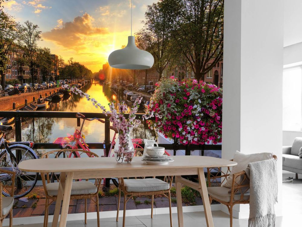 Fietsen op een brug met bloemen