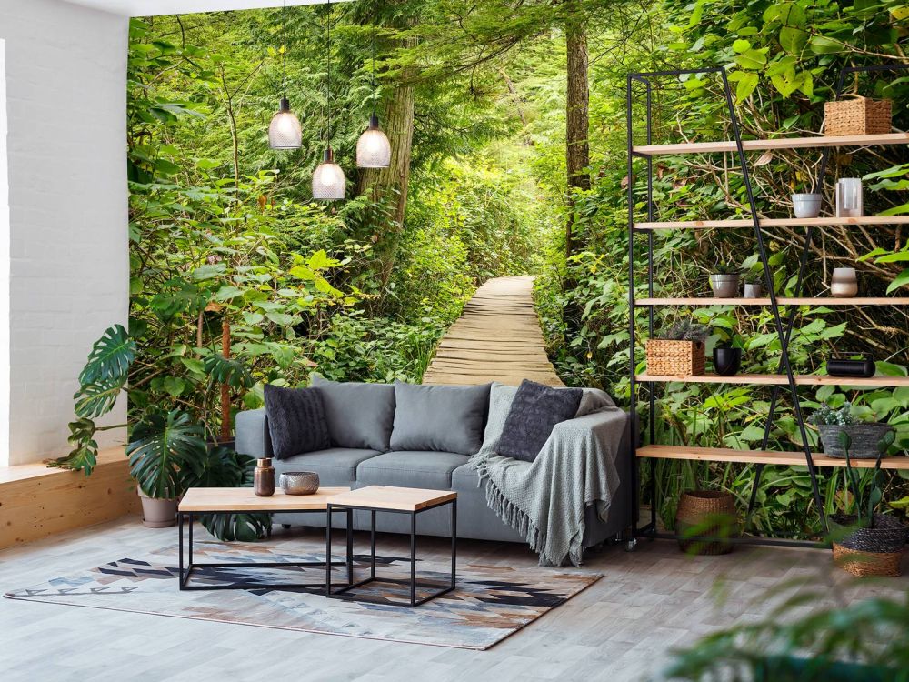 Houten pad door het groen