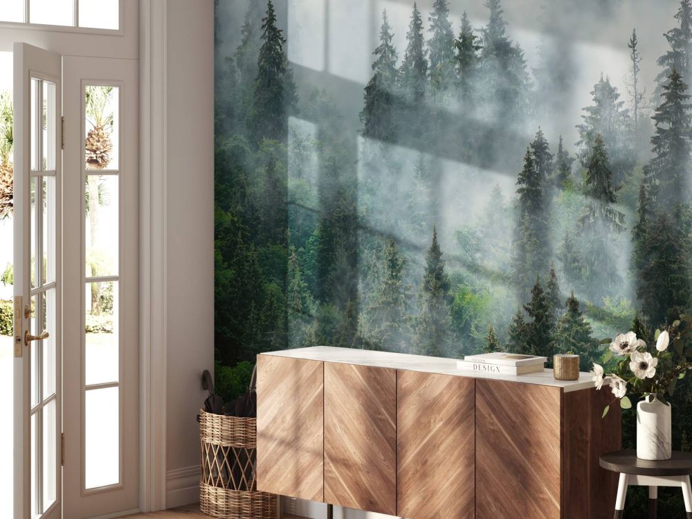 Mistig landschap met groene bomen