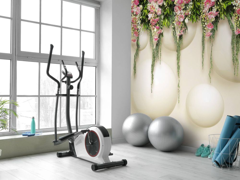 Hangende roze bloemen over 3D muur