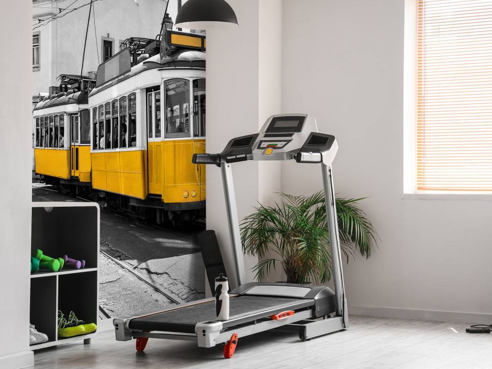 Gele tram in een zwart-wit straatje