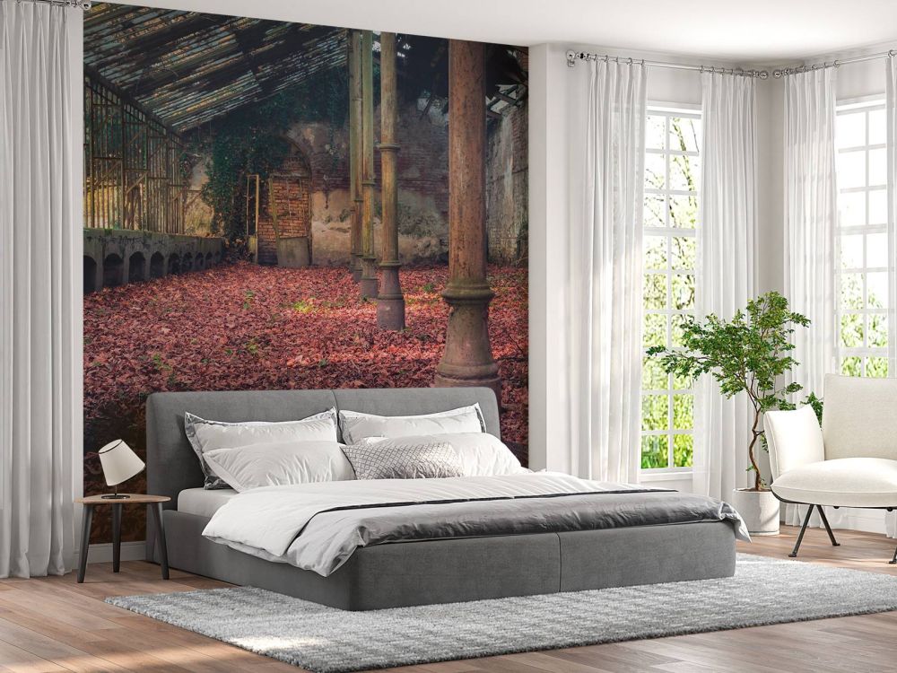 Verlaten huis met bladeren