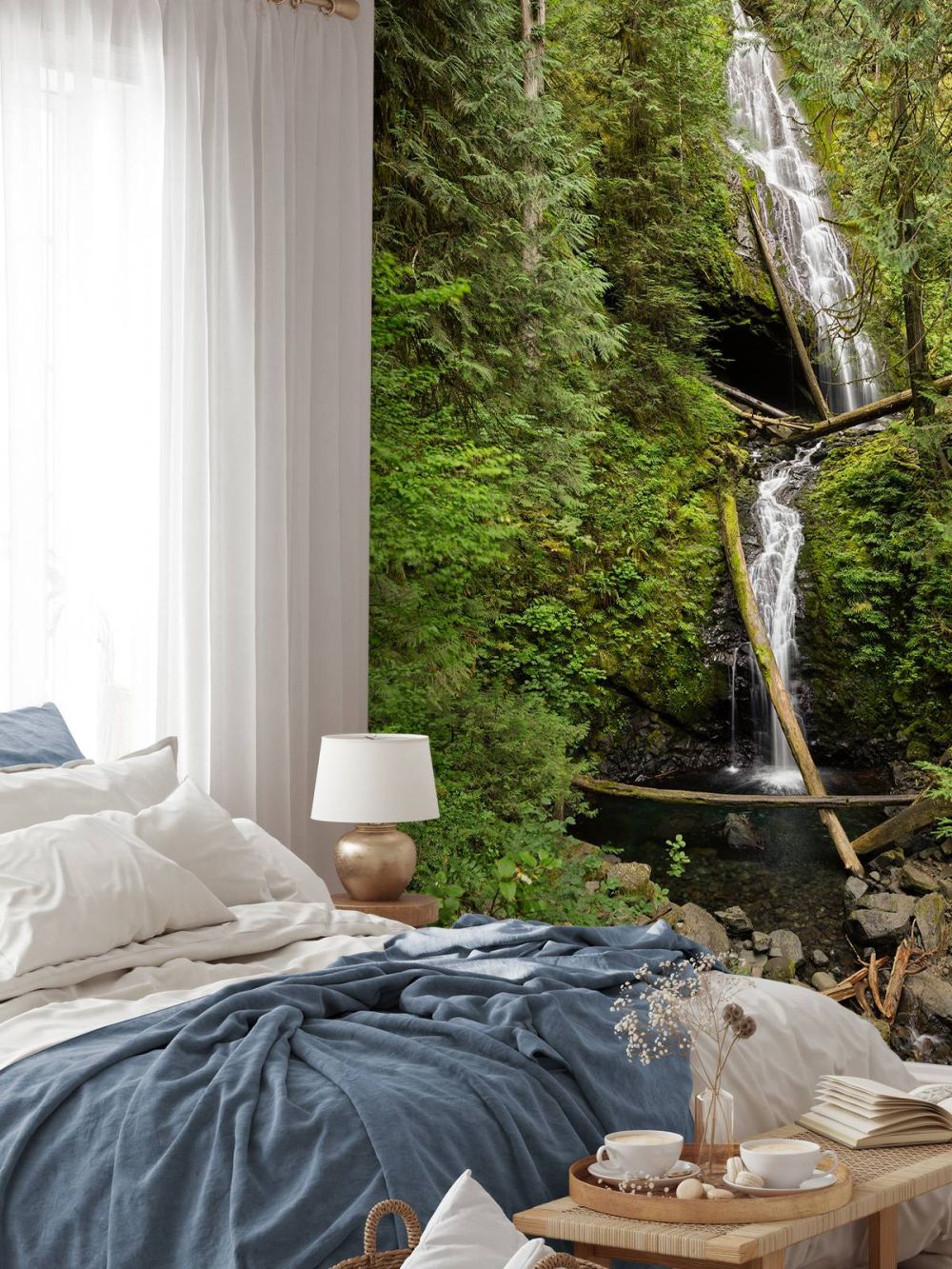 Waterval met omgevallen bomen