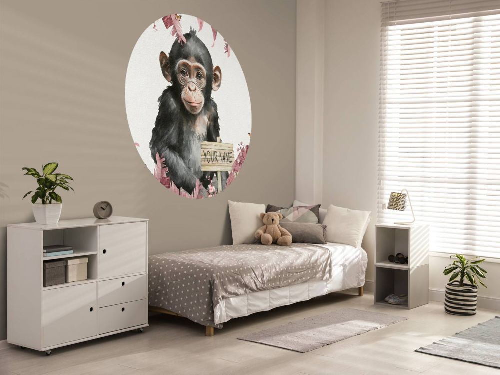 Baby chimpansee in de jungle roze