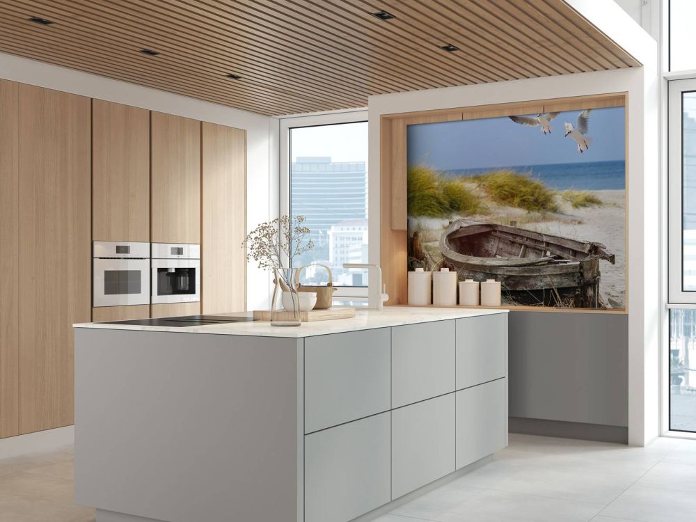 Oude vissersboot, meeuwen, strand en zee