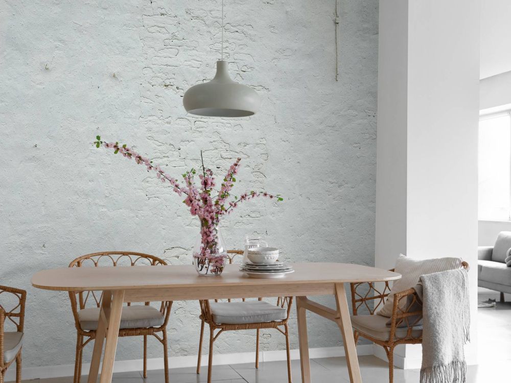 Muur met wit stucwerk en muurankers