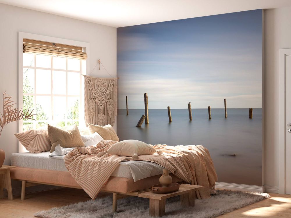 Oude houten palen in zee