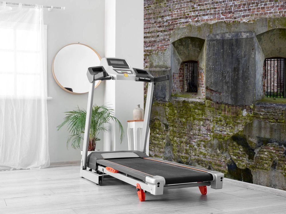 Verweerde muur met 2 nissen