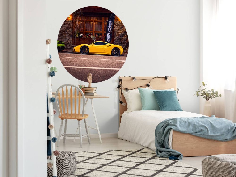 Exclusieve auto's bij houten lodge