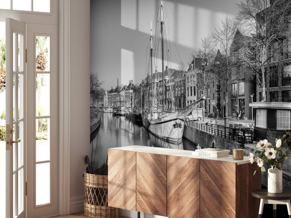 Historisch schip gelegen in de rivier de A in Groningen In zwart wit 