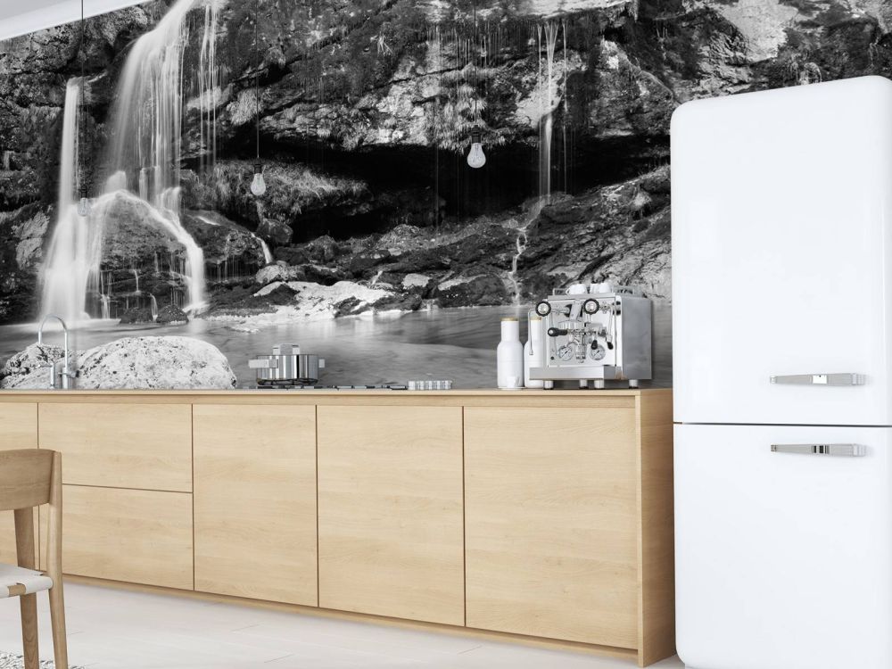 Waterval over een stenen wand 