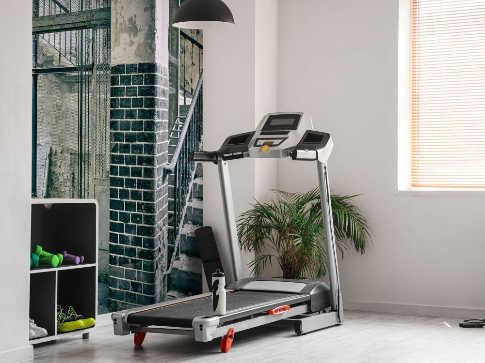 Oude trap en liftschacht