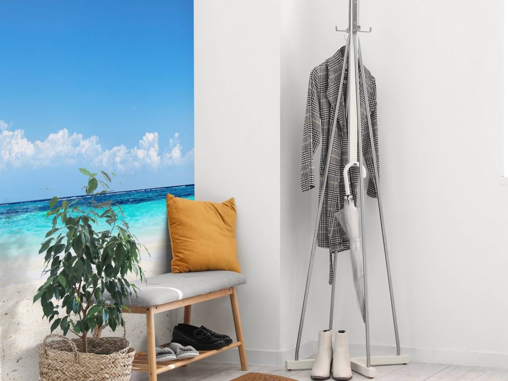 Stoelen en parasol op tropisch strand