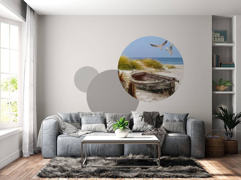 Oude vissersboot, meeuwen, strand en zee