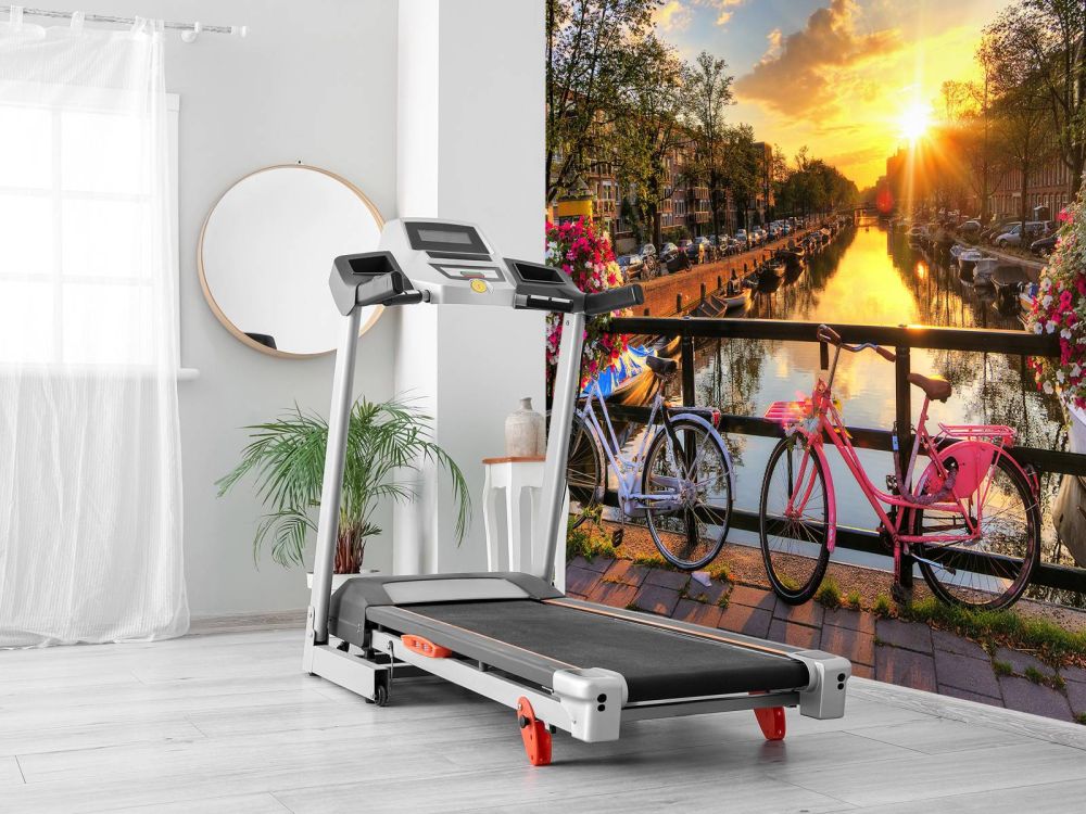 Fietsen op een brug met bloemen