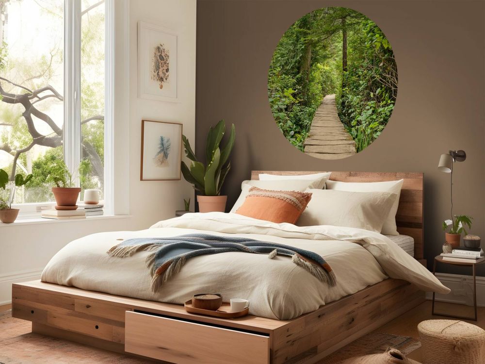 Houten pad door het groen