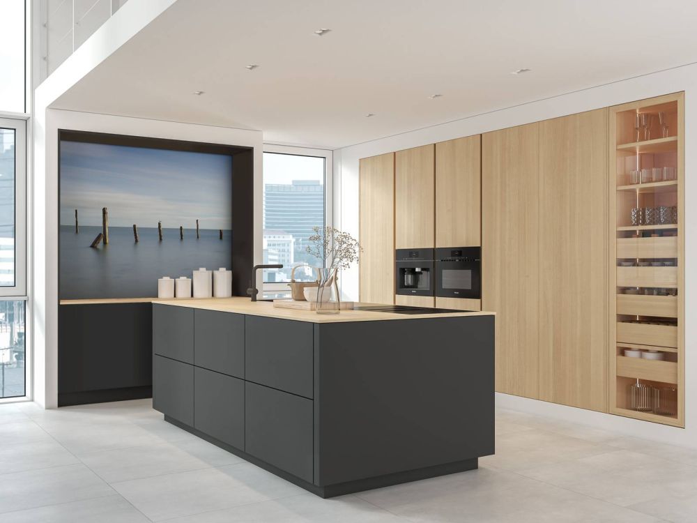 Oude houten palen in zee