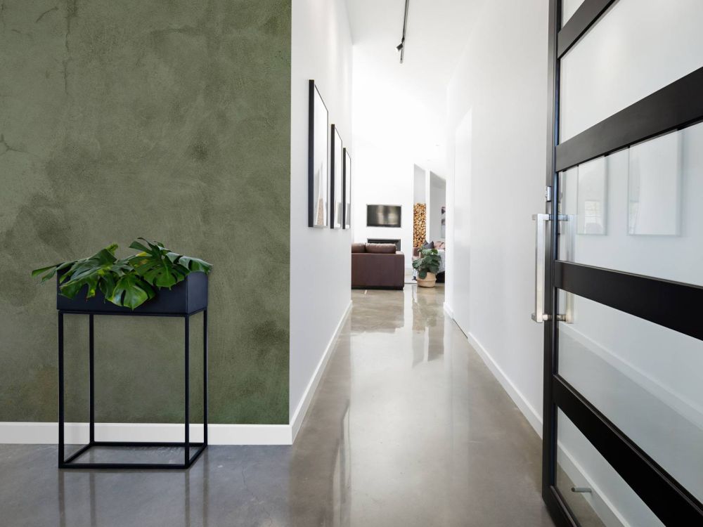 Groen beton met vegen barsten