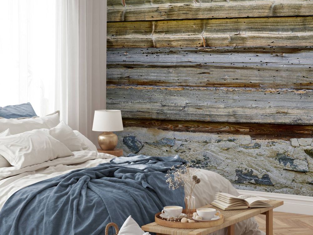 Verweerd hout op stenen muur