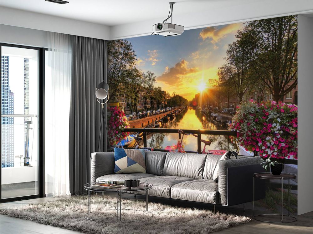Fietsen op een brug met bloemen