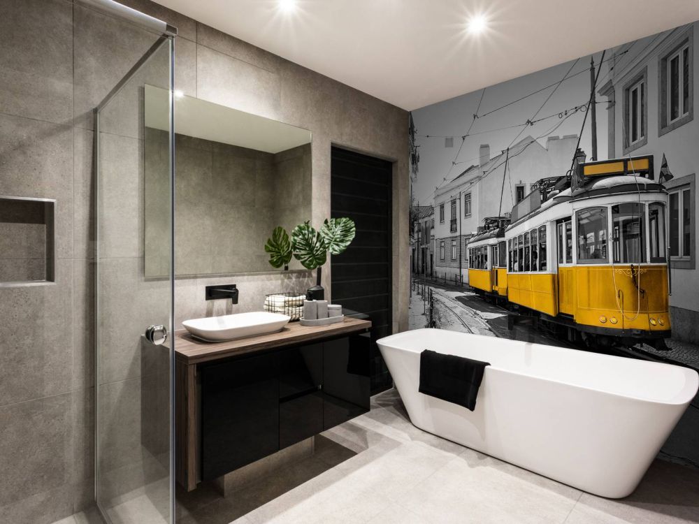 Gele tram in een zwart-wit straatje