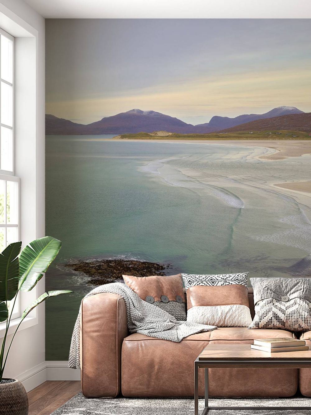 Zee en bergen langs de kust