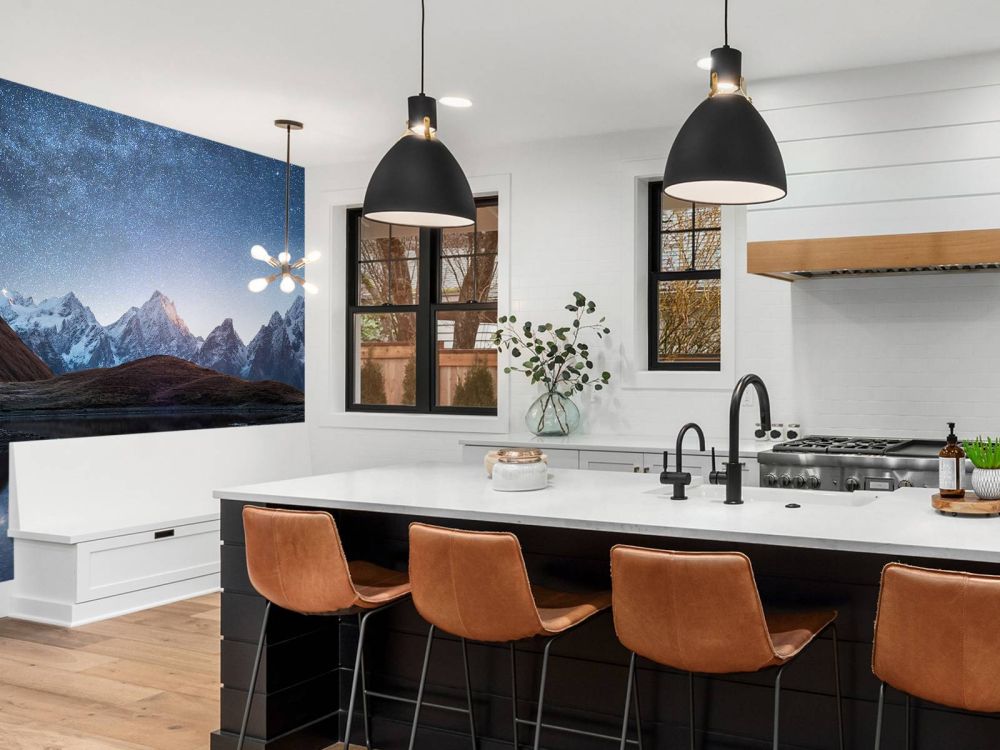 Bergen met sneeuw bij nacht