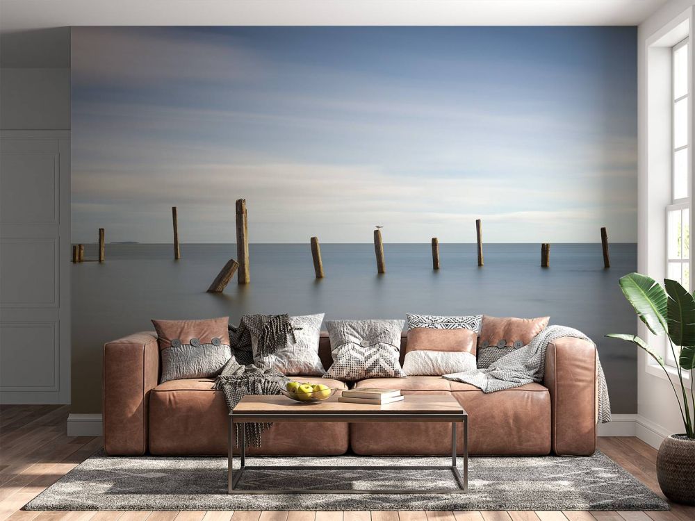 Oude houten palen in zee