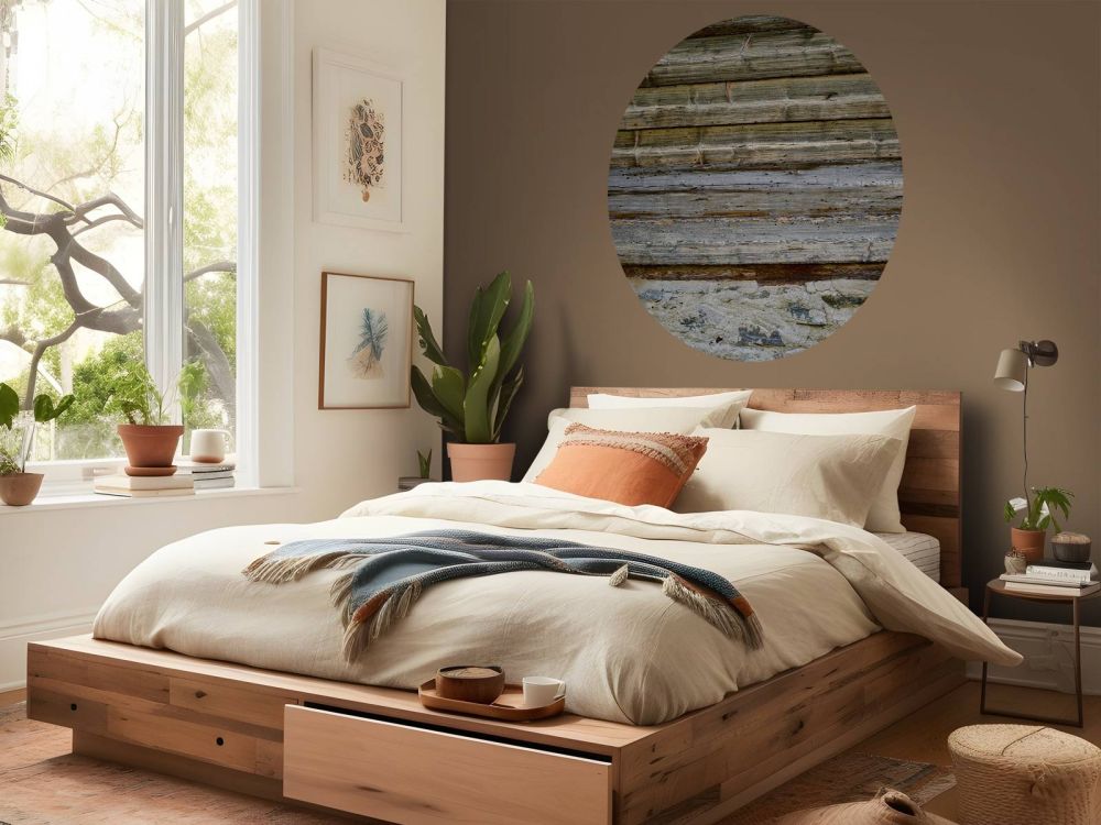 Verweerd hout op stenen muur