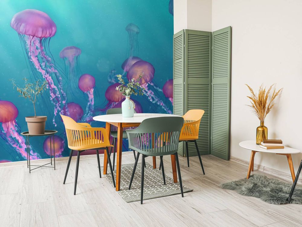 Roze kwallen in blauwe zee