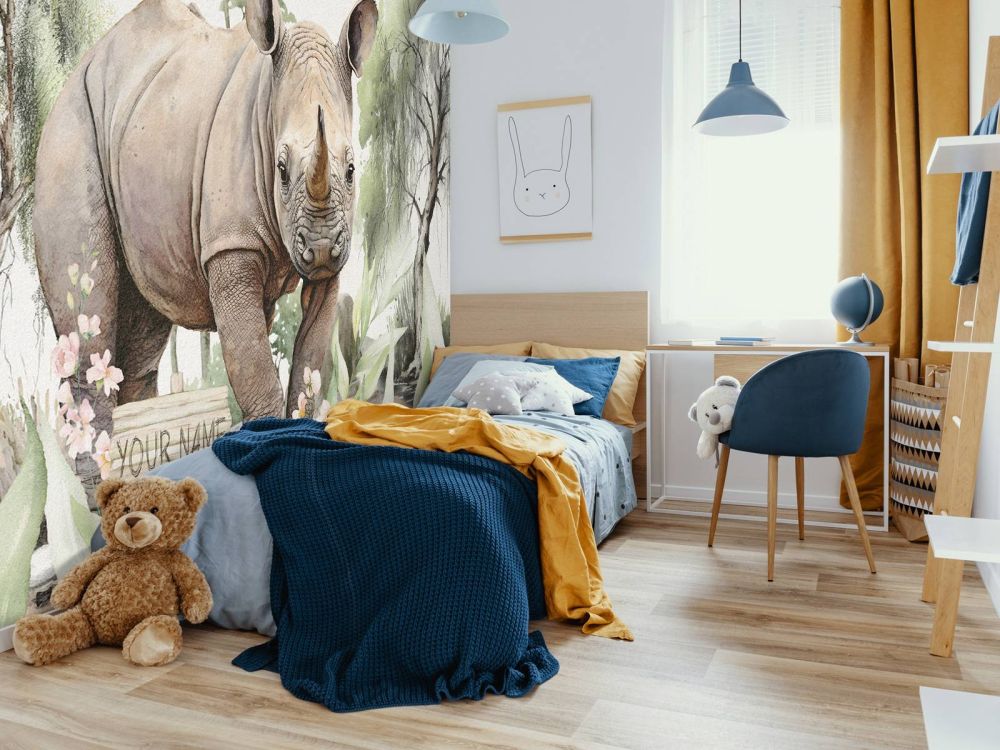 Baby neushoorn op de savanne
