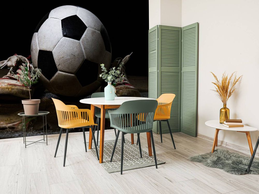 Voetbal tussen twee sneakers