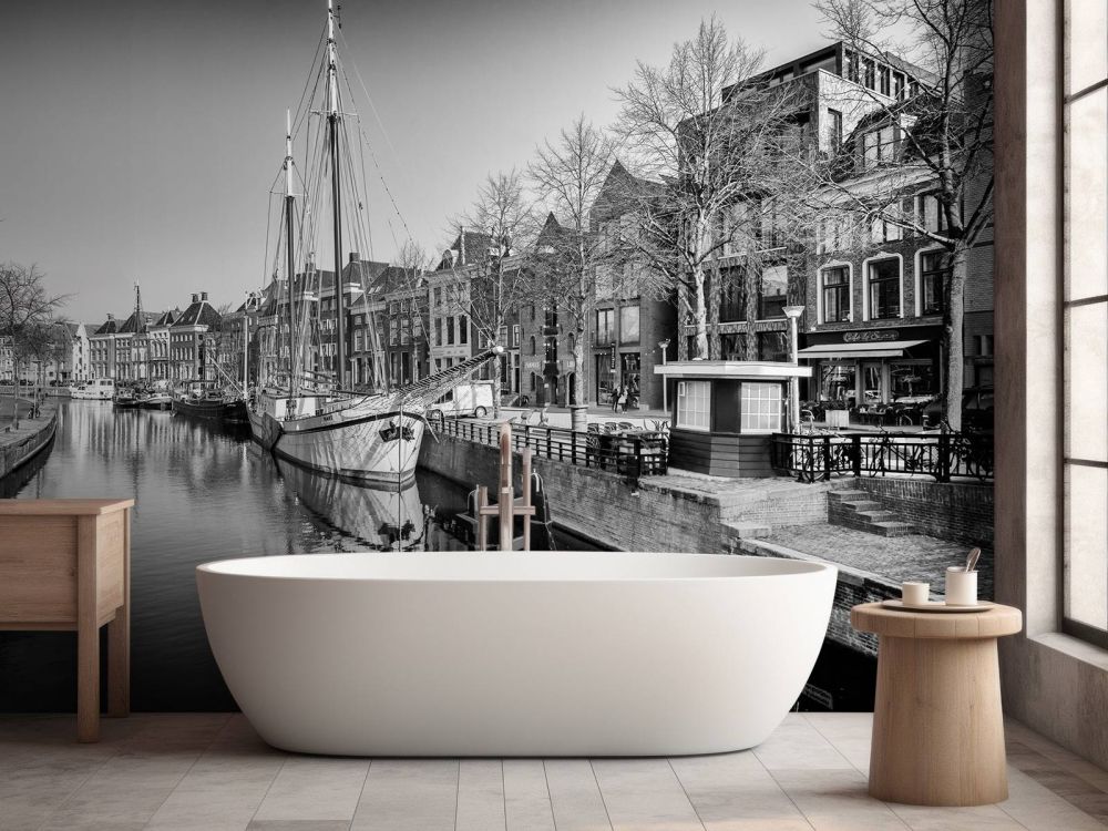 Historisch schip gelegen in de rivier de A in Groningen In zwart wit 