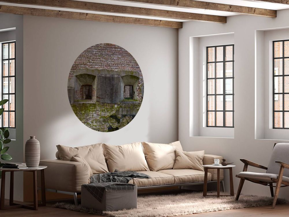 Verweerde muur met 2 nissen