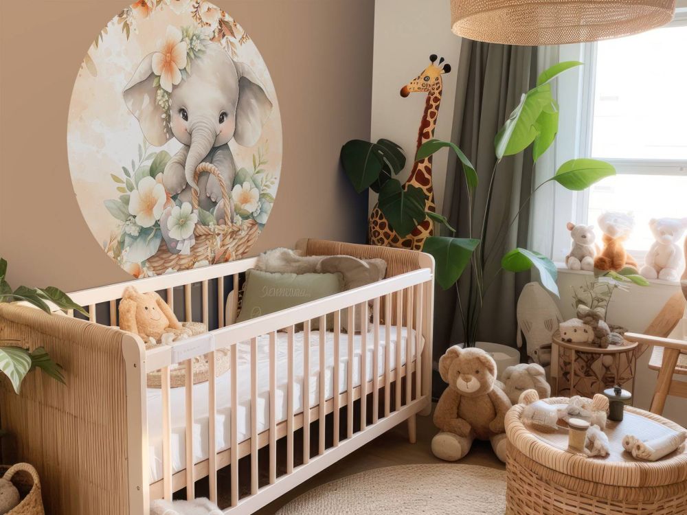 Schattige olifant in bloemenmand