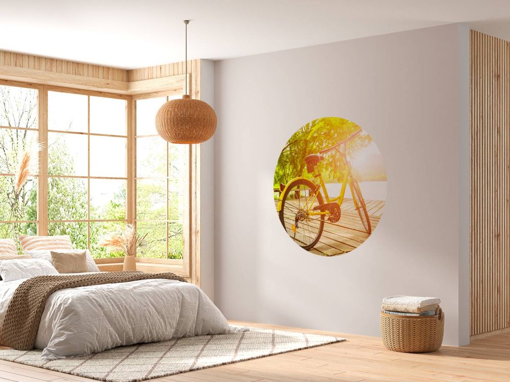 Gele fiets op steiger